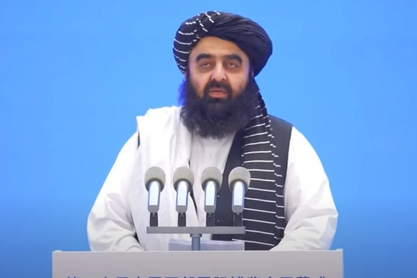 وزیر خارجه طالبان در چین: دروازه افغانستان به روی همه بازرگانان باز است