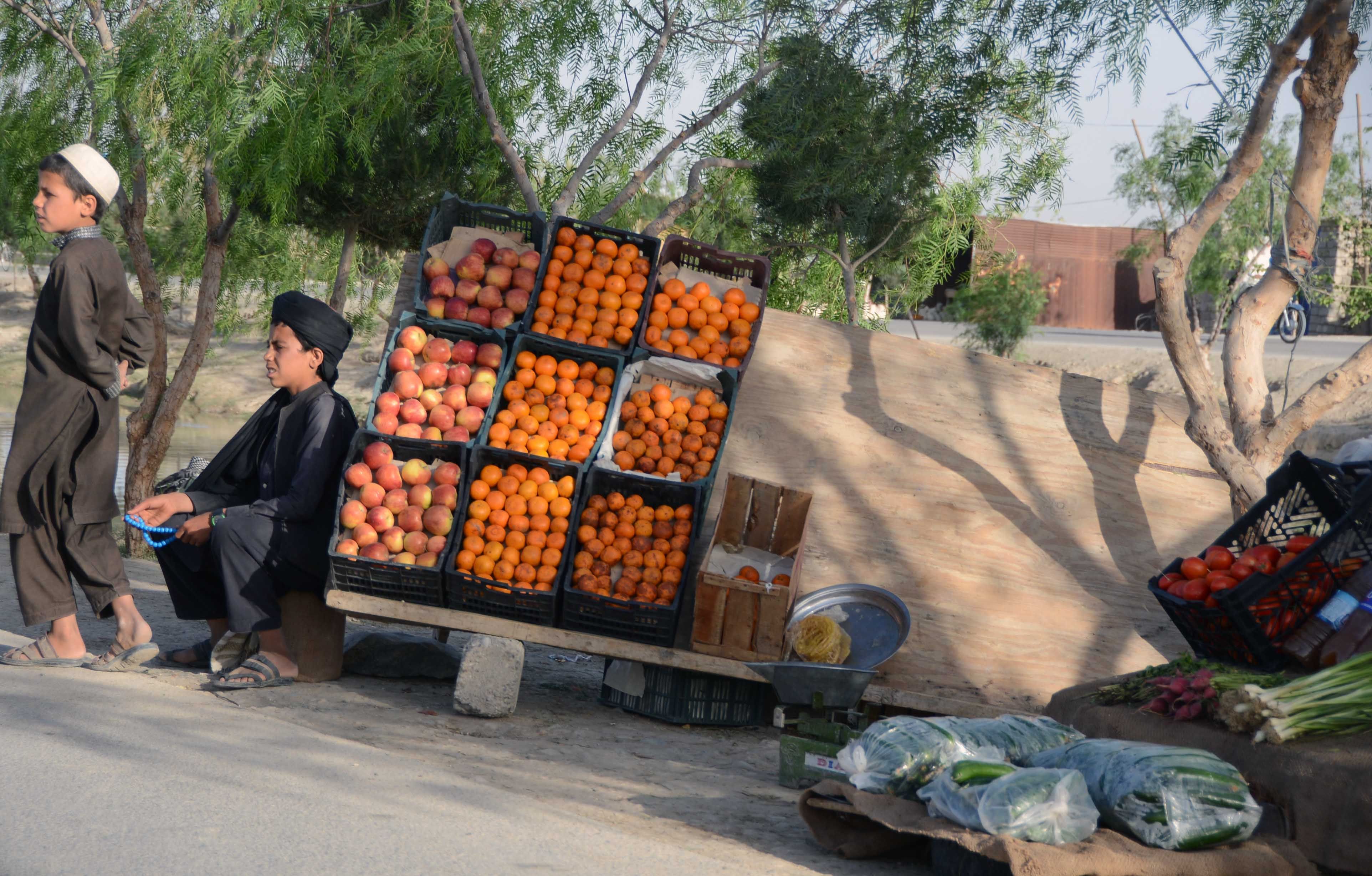 کندهار ښار نهمه حوزه (لويه وياله) یو ماشوم د سړک پر غاړه مېوه پلوري
