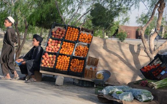 کندهار ښار نهمه حوزه (لويه وياله) یو ماشوم د سړک پر غاړه مېوه پلوري