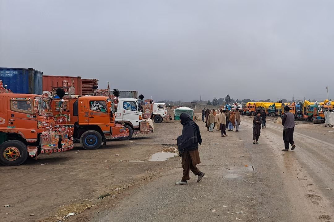 نقص در دستگاه اسکن؛ صادرات کالا از افغانستان از طریق گذرگاه تورخم موقتا «متوقف» شده است