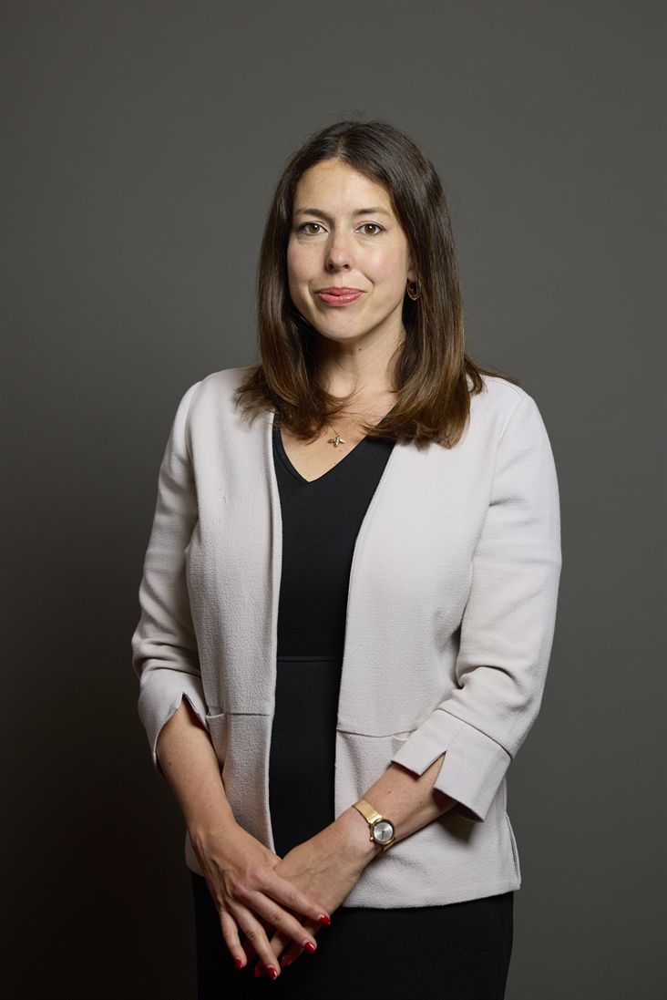 عضو پارلمان بریتانیا: به زنان افغان ادای احترام می‌کنم