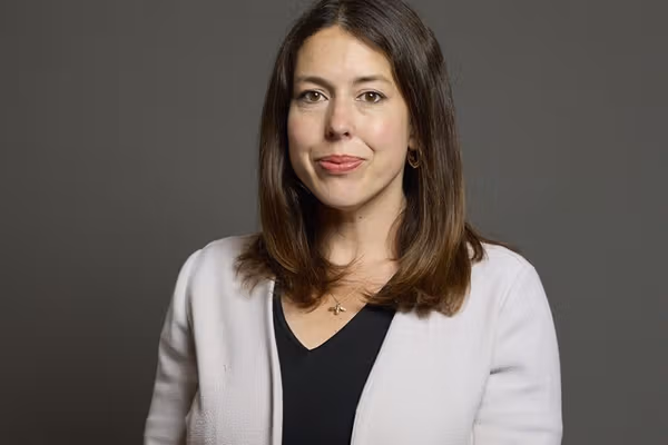 عضو پارلمان بریتانیا: به زنان افغان ادای احترام میکنم