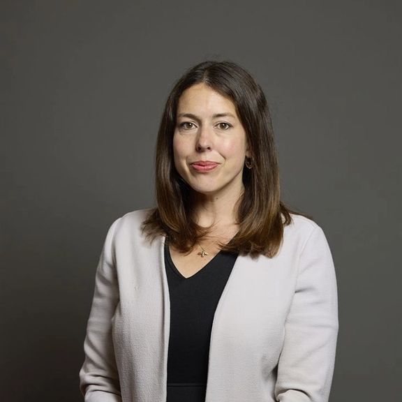 عضو پارلمان بریتانیا: به زنان افغان ادای احترام میکنم