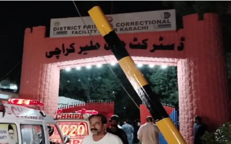 د کراچۍ له یوې بندخونې څه باندې ۲۰۰ بندیان تښتېدلي دي