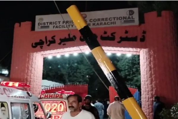 د کراچۍ له یوې بندخونې څه باندې ۲۰۰ بندیان تښتېدلي دي