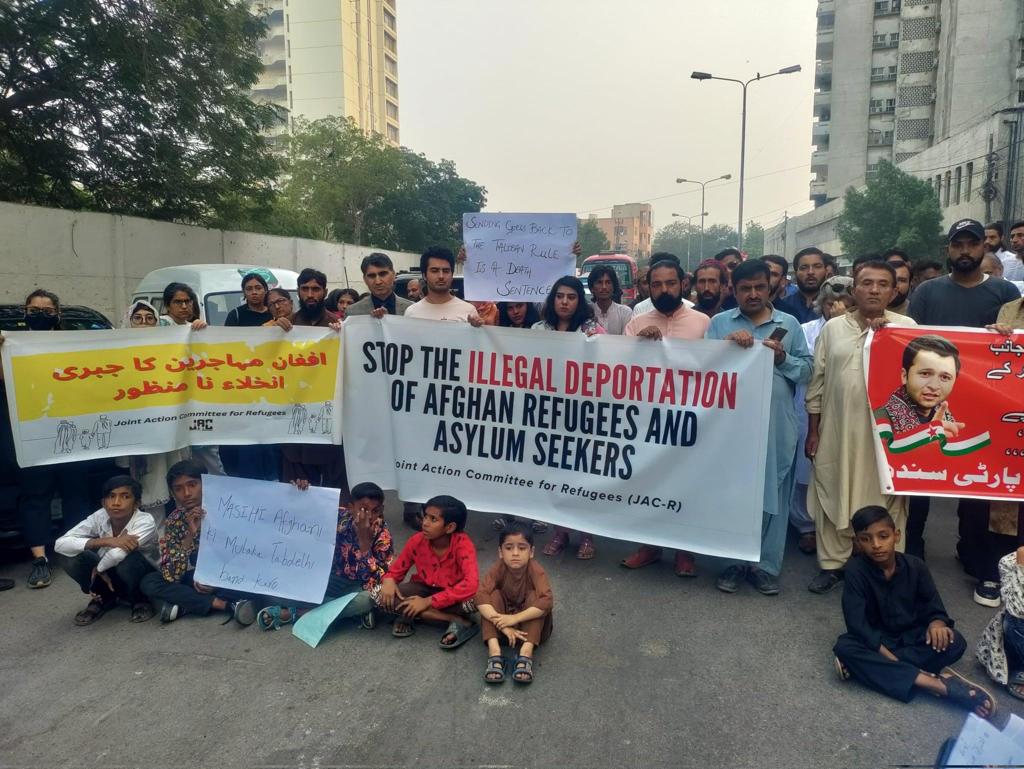 په پاکستان کې د بشري حقونو یوې ډلې د افغان کډوالو د نيولو او اېستلو  پر ضد لاریون وکړ