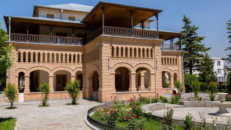 په هالنډ کې د افغانستان سفارت وایي ملي بیرغ یې نه‌دی لرې کړی