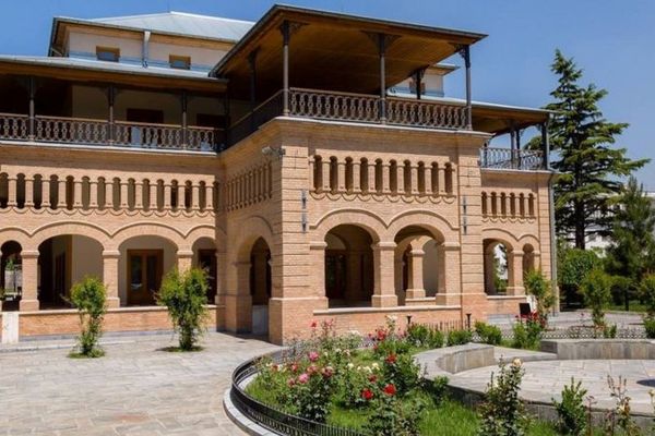 په هالنډ کې د افغانستان سفارت وایي ملي بیرغ یې نهدی لرې کړی