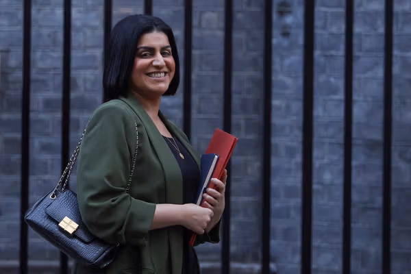 پرسش از وزیر داخله بریتانیا: چرا ویزای دانشجویی پاکستانیها بند نشد؟