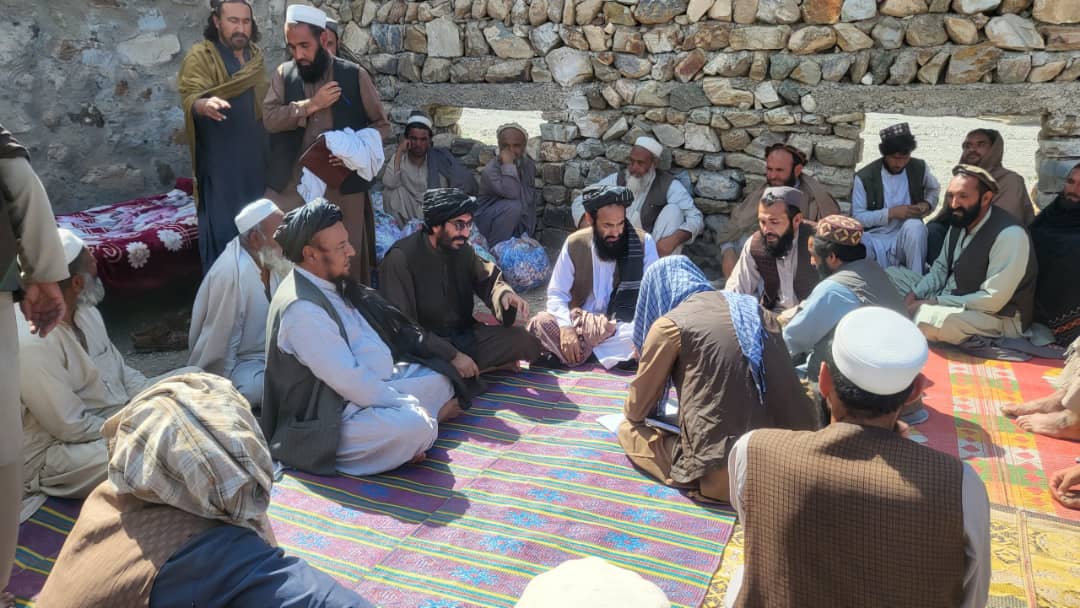 طالبانو په ننګرهار کې د جګړې له کبله د بې ځایه شویو ۱۴۰ کورنیو سره مرستې کړې