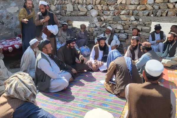 طالبانو په ننګرهار کې د جګړې له کبله د بې ځایه شویو ۱۴۰ کورنیو سره مرستې کړې