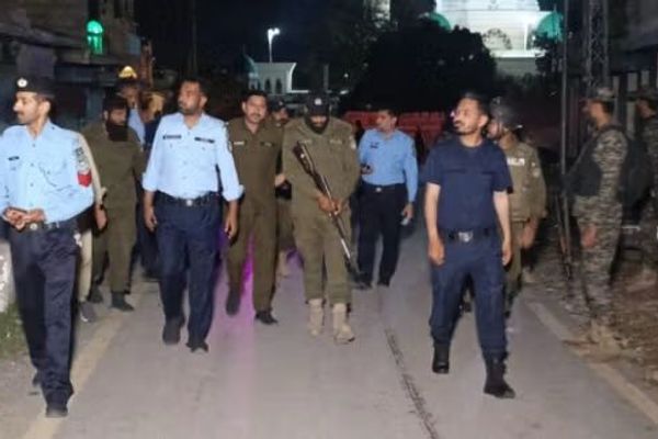 د اسلاماباد پولیسو د ۲۰ افغان کډوالو په ګډون لسګونه کسان نیولي دي