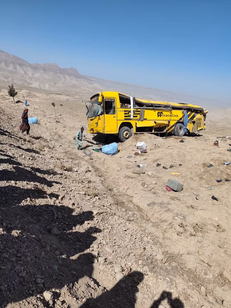 واژگونی یک بس مسافربری در بادغیس ۹ کشته برجای گذاشت