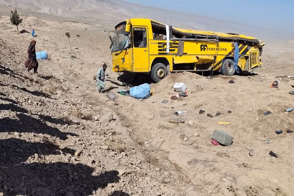 واژگونی یک بس مسافربری در بادغیس ۹ کشته برجای گذاشت