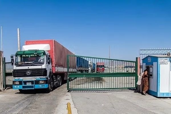 مسؤول إيراني يعلن زيادة بنسبة 40٪ في التبادلات الحدودية مع أفغانستان
