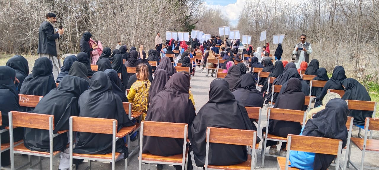 په پاړه چنار کې زدکوونکې د ښوونيزو ستونزو د حل لپاره سړکونو ته را ووتلې