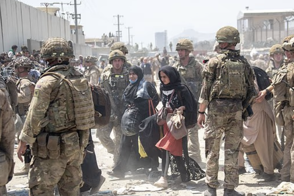 د بریتانیا ددفاع پخوانی وزیر: ښایي د تخلیې پر مهال ځینې طالبان بریتانیا ته داخل شوي وي