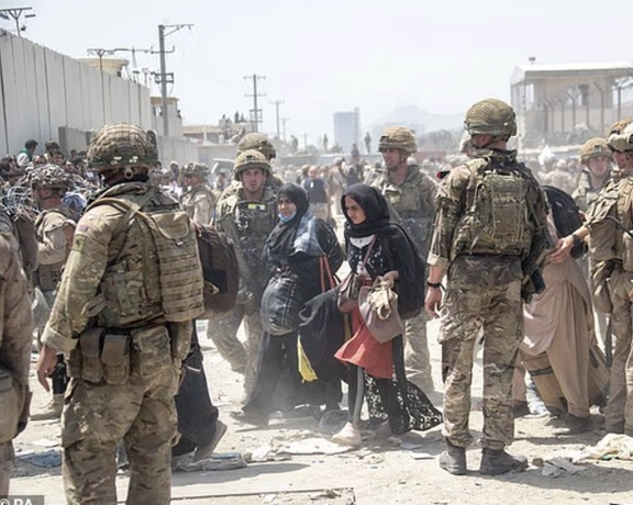 د بریتانیا ددفاع پخوانی وزیر: ښایي د تخلیې پر مهال ځینې طالبان بریتانیا ته داخل شوي وي