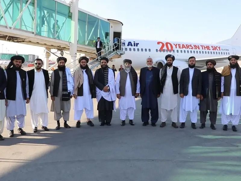 نورالدین عزیزي تېره دوشنبه د طالب پلاوي په مشرۍ اسلام اباد ته په څلور ورځني سفر لاړ