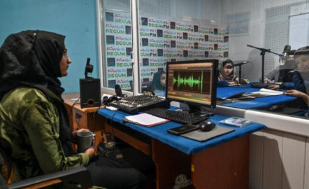 له افغان خبریالانو د ملاتړ سازمان: د «بېګم راډیو» کارکوونکي لا هم د طالبانو په بند کې دي