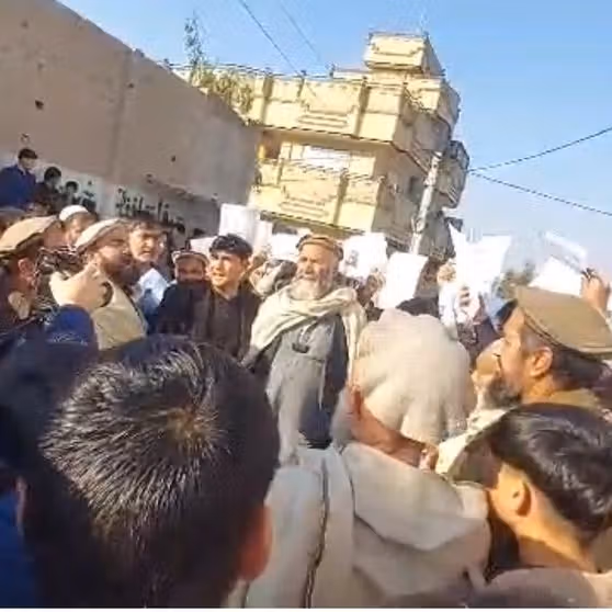 ساکنان مجبورآباد جلالآباد میگویند طالبان آنها را با زور از خانههای شان بیرون میکنند