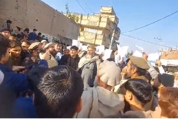 ساکنان مجبورآباد جلالآباد میگویند طالبان آنها را با زور از خانههای شان بیرون میکنند