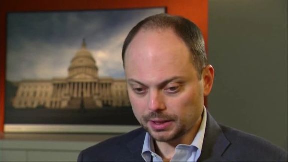 ولادیمیر کارا مورزا، منتقد سرشناس ولادیمیر پوتین به ۲۵ سال زندان محکوم شد