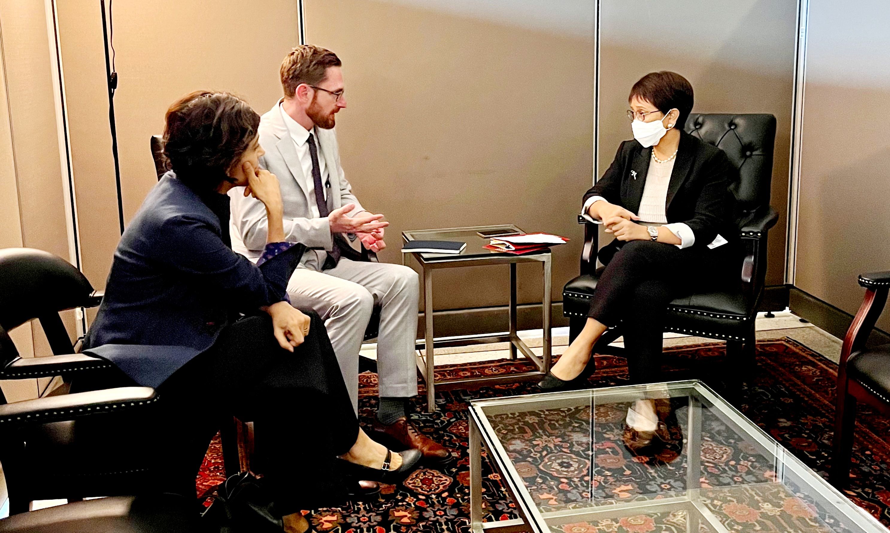 تام وست و رینا امیری با مقام‌های اندونیزیا و ترکیه درباره افغانستان گفتگو کردند