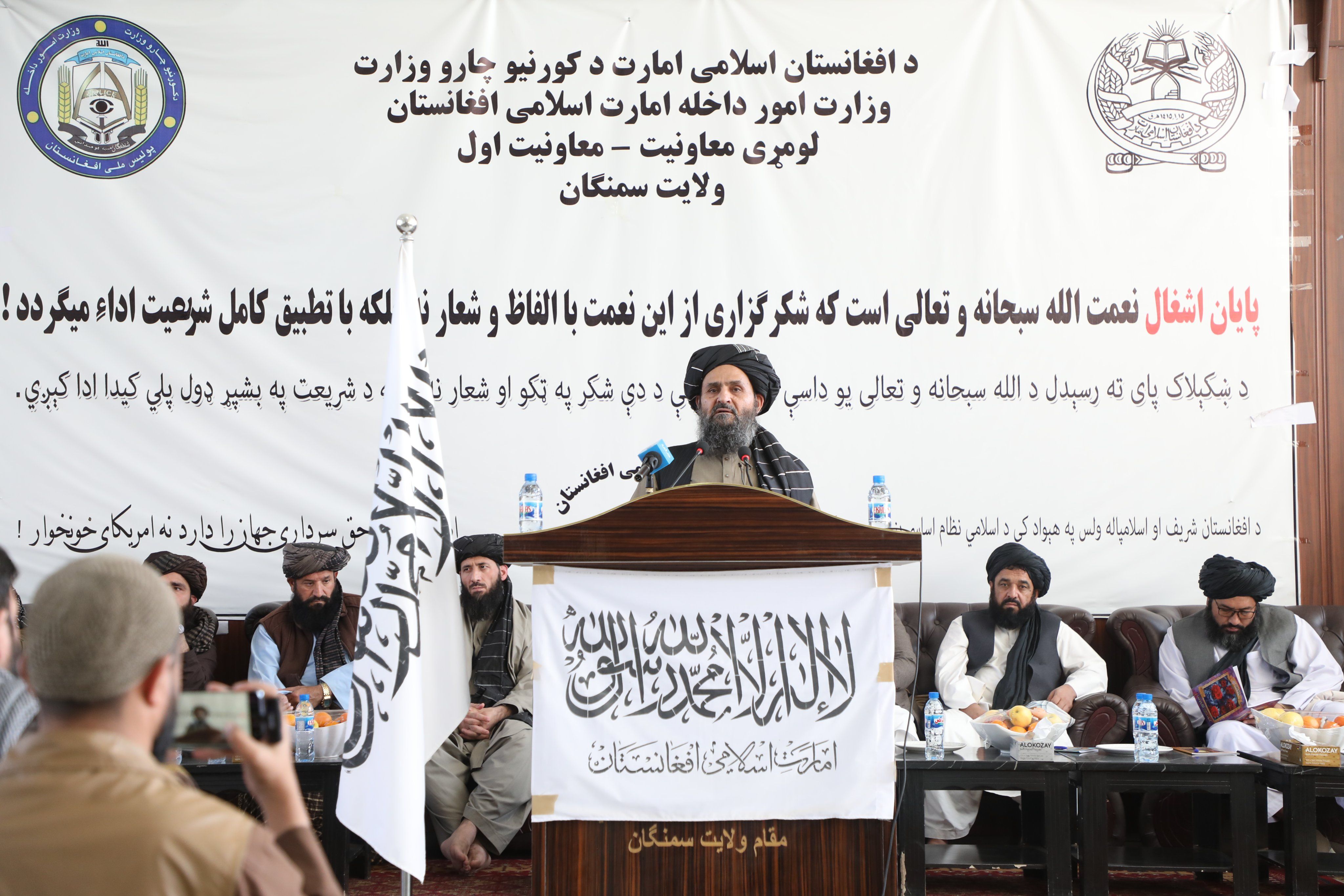 ملا برادر په سمنګان کې له زلزله ځپلو سره د هغوی د کورونو جوړولو ژمنه کړې