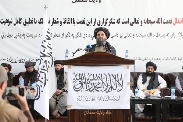 ملا برادر په سمنګان کې له زلزله ځپلو سره د هغوی د کورونو جوړولو ژمنه کړې