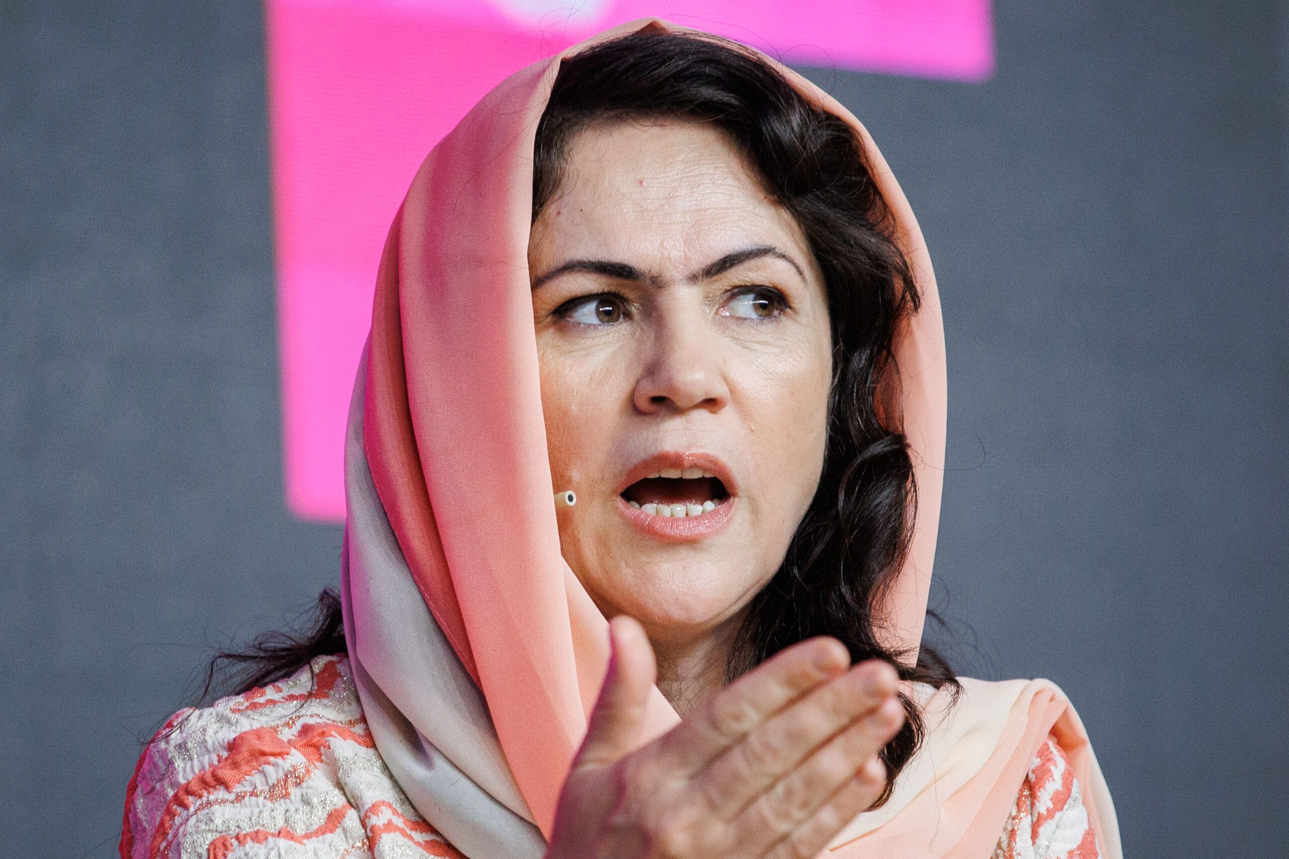 فوزیه کوفي: د جوزجان پوهنتون له لوحې یوازې ازبکي ژبه نه‌، بلکې فارسي هم حذف شوې