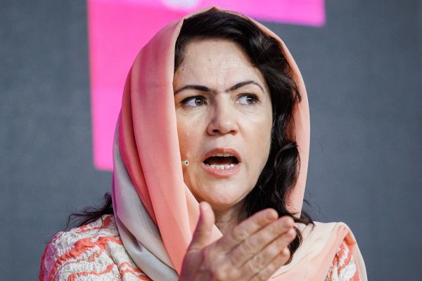 فوزیه کوفي: د جوزجان پوهنتون له لوحې یوازې ازبکي ژبه نه، بلکې فارسي هم حذف شوې