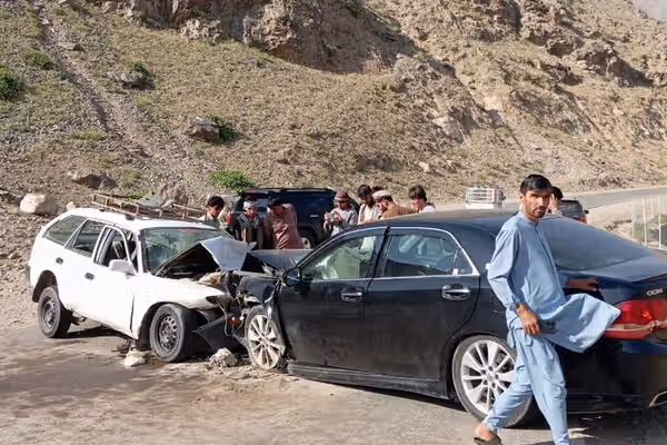 په بدخشان کې د یوې ټرافیکي پېښې له امله ۲ کسان مړه او ۴ نور ټپیان شوي دي