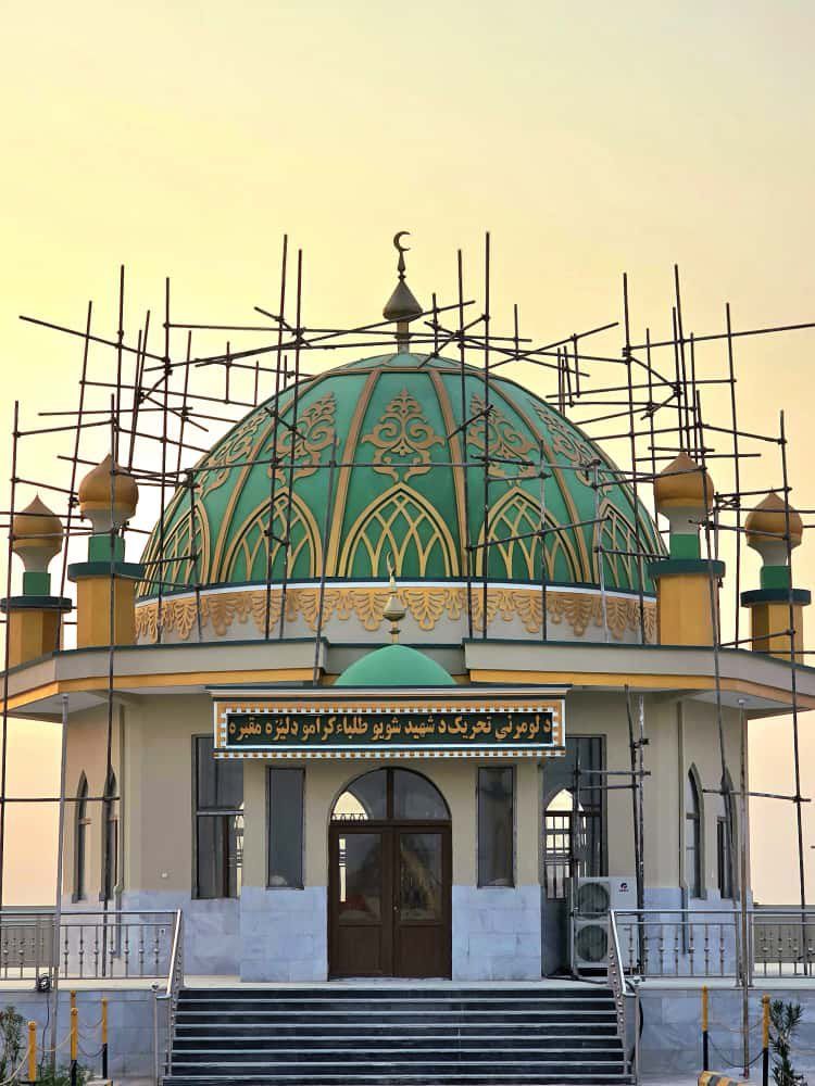 طالبان بر 'گور دسته‌جمعی' کشته‌های خود در شمال بنای یادبود و مسجد ساخت