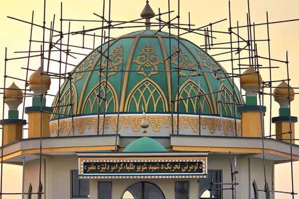 طالبان بر 'گور دستهجمعی' کشتههای خود در شمال بنای یادبود و مسجد ساخت