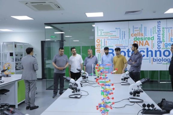 افغان درمل واردوونکو ازبکستان ته د درملو ګډې فابریکې جوړولو وړاندیز کړی