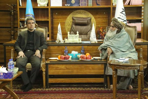 په ننګرهار کې د طالبانو والي او د ایران سرکونسل د اقتصادي همکاریو پر پراختیا غږېدلي