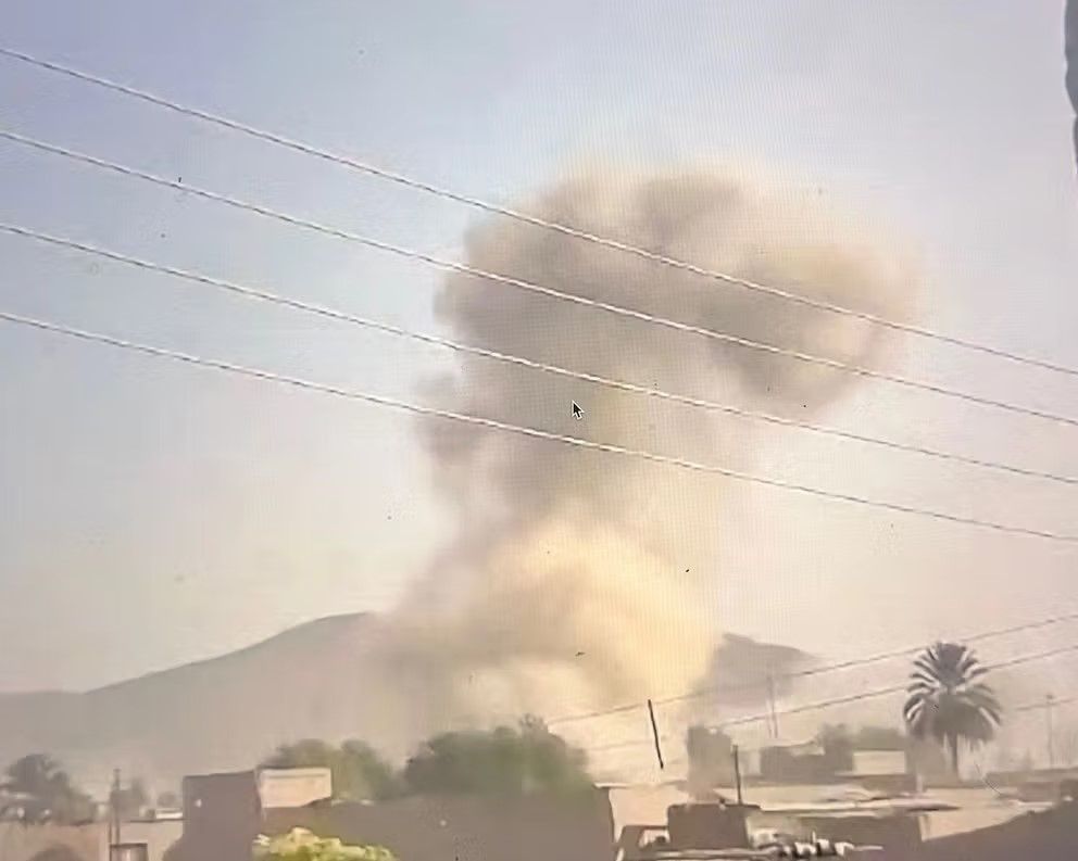 مهاجمون يفجّرون سيارة مفخخة ويهاجمون قاعدة عسكرية باكستانية في وزيرستان