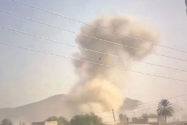 مهاجمون يفجّرون سيارة مفخخة ويهاجمون قاعدة عسكرية باكستانية في وزيرستان