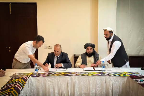 طالبان توقع اتفاقية مع طاجيكستان لتوريد الكهرباء إلى المناطق الحدودية في أفغانستان