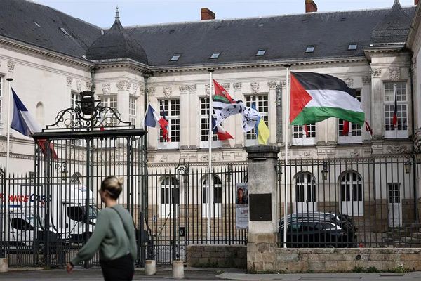 وزارت داخله فرانسه دستور داد پرچمهای فلسطین از شهرها پایین آورده شود
