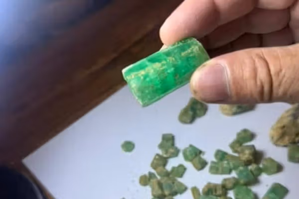 طالبانو په پنجشېر کې د زمردو ۲۶۰ نوي کانونه کشف کړي دي