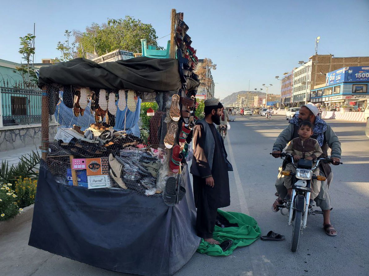 یو کس د سړک پر غاړه خپل ماشوم ته د اختر لپاره توکي رانيسي