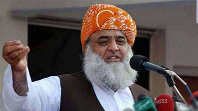 رهبر جمعیت علمای پاکستان: پولیس ما «مثل کرگس‌ها» بر پناهجویان افغان حمله می‌کند