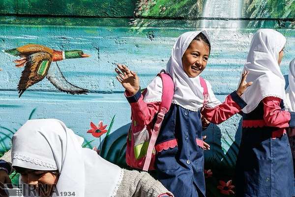 دانشآموزان افغان در مکاتب تهران تنها با «مدارک مورد تأیید وزارت داخله» ثبتنام میشوند