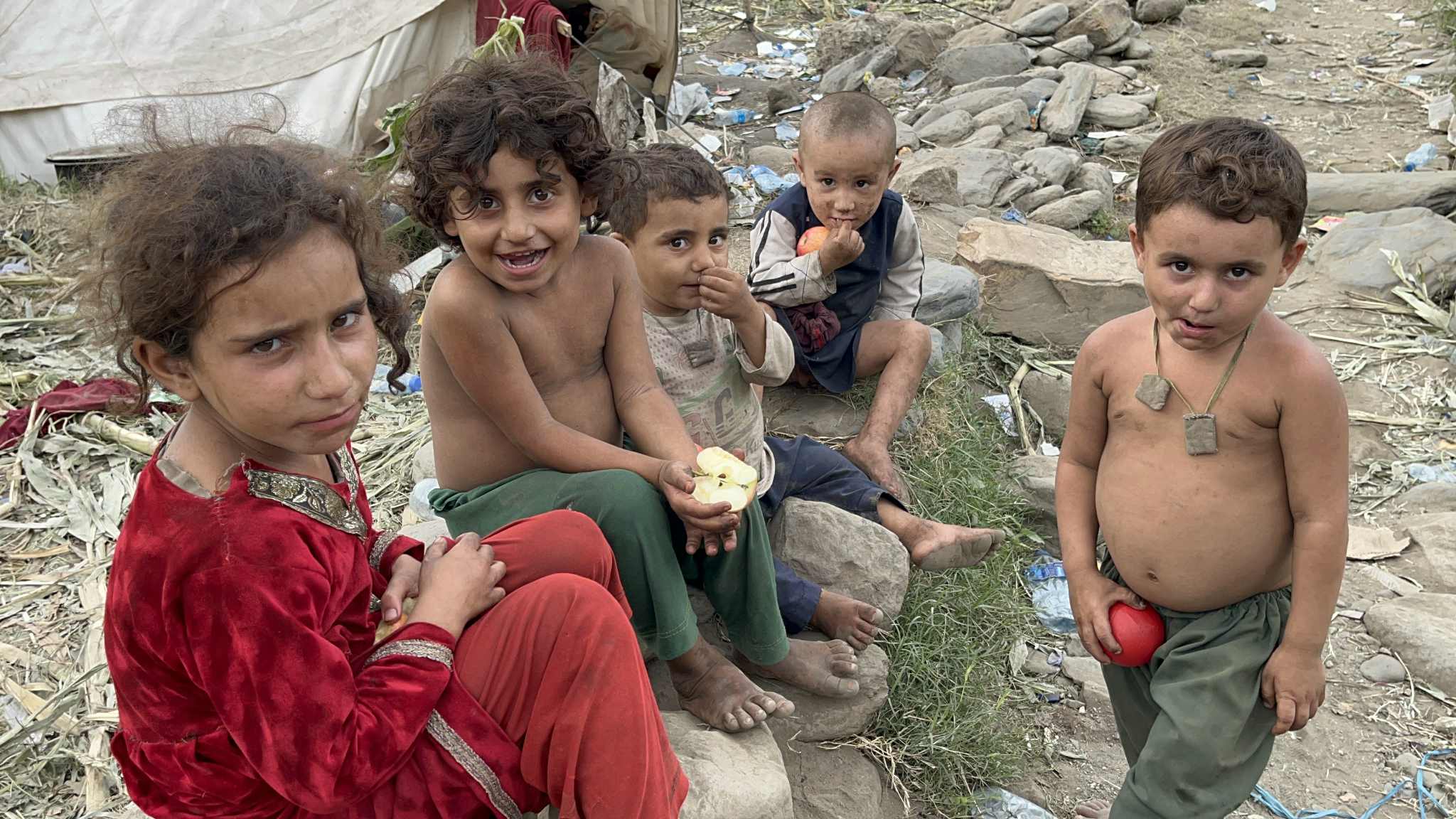 کودکان بازمانده در روستاهای زلزله‌زده کنر؛ بی‌پناه در میان خرابه‌ها و بدون دسترسی به ابتدایی‌ترین امکانات زندگی.