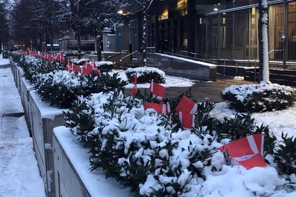 سفارت امریکا در کپنهاگن پرچمهای یادبود سربازان دنمارکی کشتهشده در افغانستان را برداشت