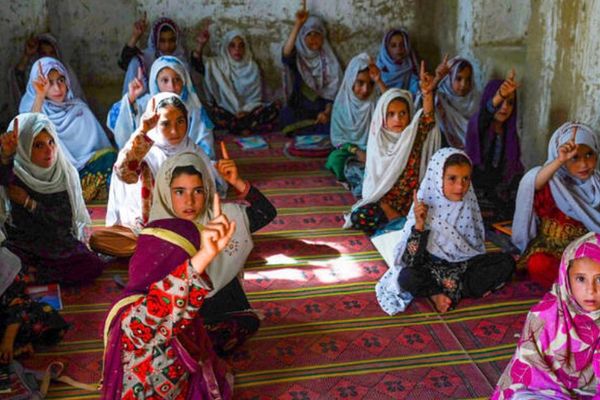 د طالبانو بندیزونه؛ د نجونو پر زدهکړو بندیز به د افغانستان د پرمختګ په وړاندې خنډ شي