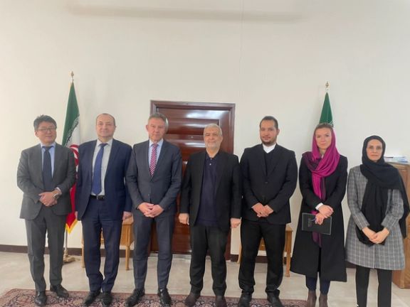 نماینده ایران و معاون یوناما در مورد تقویت دیپلماسی برای حل بحران افغانستان گفتوگو کردند