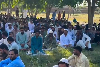 اعضای حزب اسلامی حکمتیار در پاکستان، برخلاف اعلام طالبان روز یکشنبه عید کردند